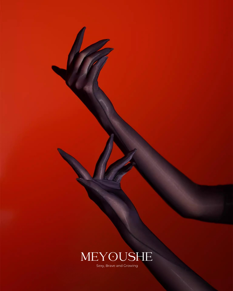 Noirra – Black Fingered Fetish Gloves